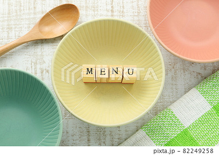 カラフルな食器とメニューの文字の写真素材