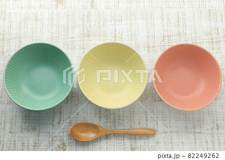 カラフルな食器の写真素材