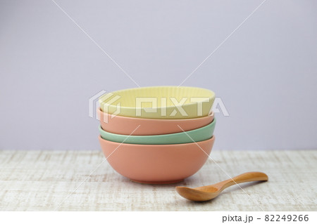 積み重ねたカラフルな器とスプーン 82249266