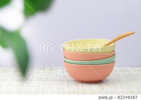 積み重ねたカラフルな器とスプーン 82249267