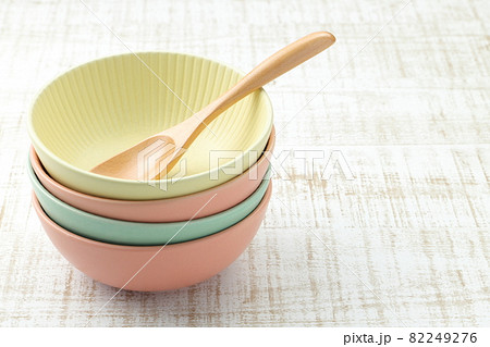 積み重ねたカラフルな器とスプーン 82249276