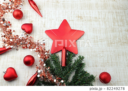 クリスマスツリーと星飾り、オーナメント 82249278