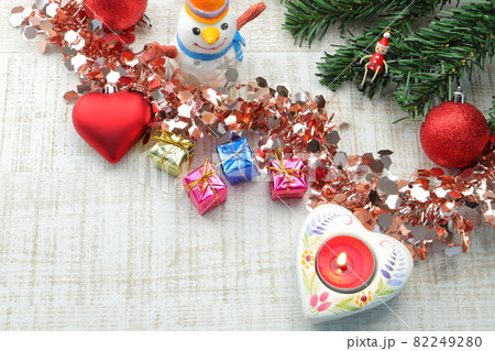 クリスマスのイメージ　赤いオーナメントとキャンドル 82249280