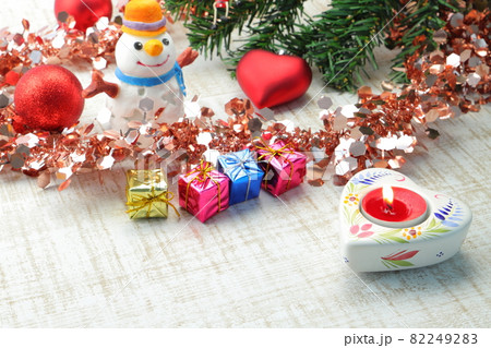 クリスマスのイメージ　赤いオーナメントとキャンドル 82249283
