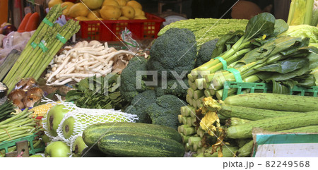 香港の市場の野菜。中国野菜と西洋野菜が混在して売られている 82249568