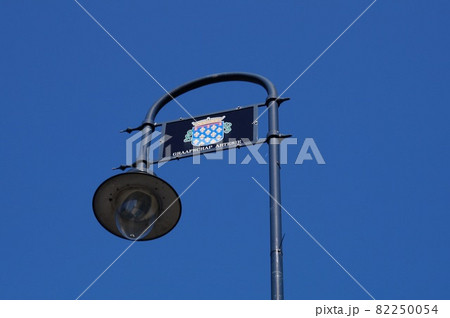 ベルギー ゲント ミカエル橋から見たグラスライ通りの街灯 82250054