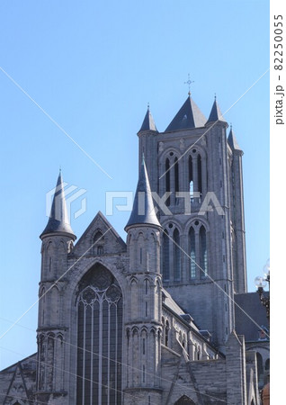 ベルギー ゲント ミカエル橋から見た聖ニコラス教会 82250055