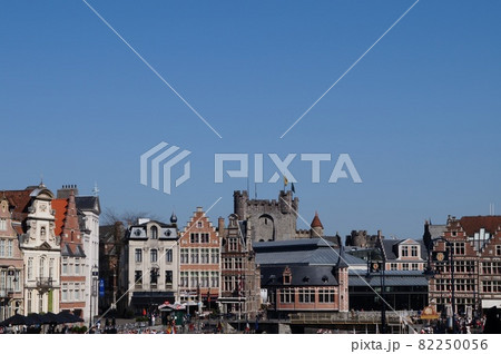 ベルギー ゲント ミカエル橋から見たフランドル伯居城 82250056