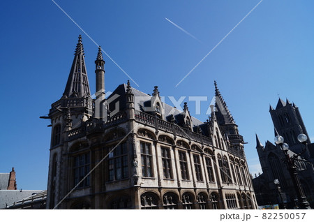 ベルギー ゲント ミカエル橋から見たパクハイス通りの街並み 82250057