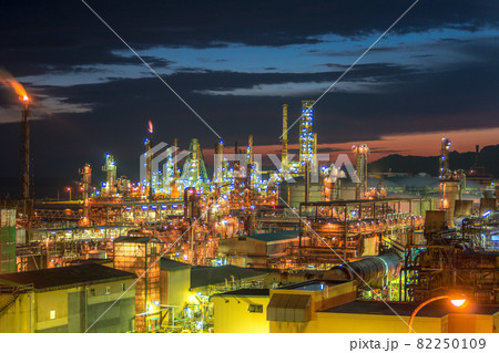 室蘭工場夜景。薄暮の空とライトアップされた工場。 室蘭工場夜景。薄暮の空とライトアップされた工場。 82250109