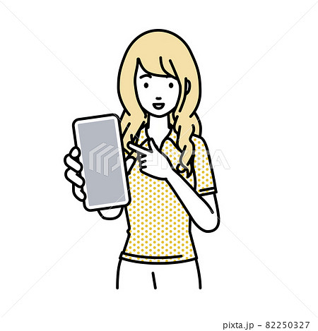 立ってスマートフォンを指差してこちらに向けて見せているポロシャツの女性 82250327