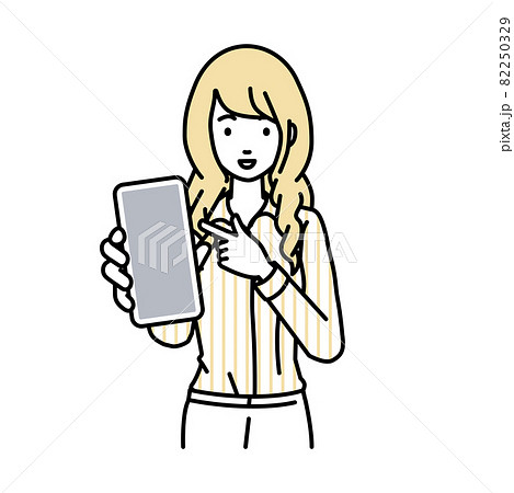 立ってスマートフォンを指差してこちらに向けて見せているブラウスの女性 82250329