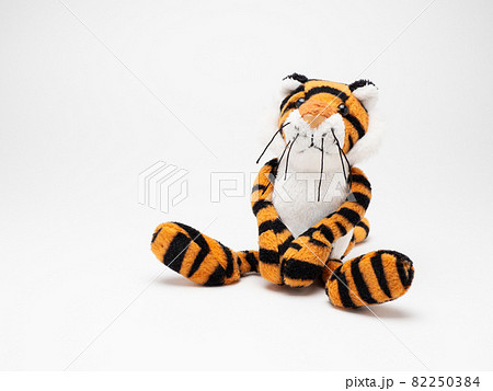 白い背景に座る可愛い虎の人形 82250384