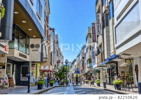 横浜の都市風景　横浜元町ショッピングストリート 82250620