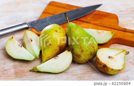 Whole and sliced pears 82250804