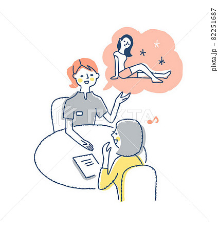 エステサロンで説明するエステティシャンと笑顔で聞く女性客 エステサロンで説明するエステティシャンと笑顔で聞く女性客 82251687