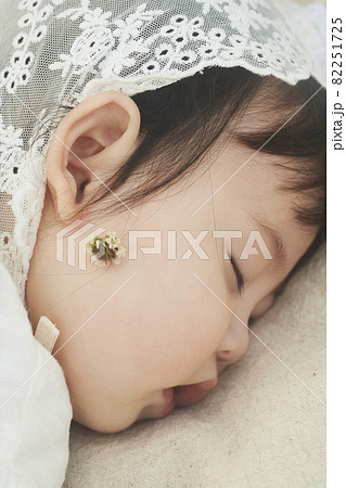 公園　ピクニック　眠る　赤ちゃん 82251725
