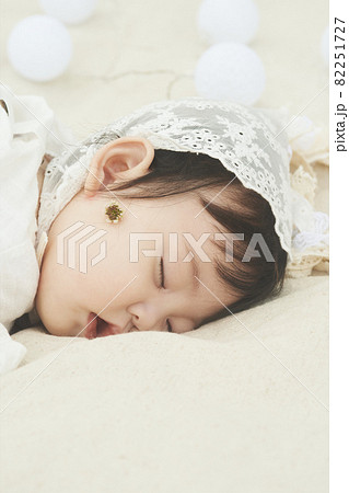 公園 ピクニック 眠る 赤ちゃん 公園 ピクニック 眠る 赤ちゃん 82251727