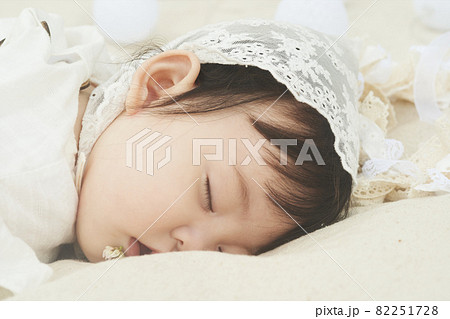 公園　ピクニック　眠る　赤ちゃん 82251728