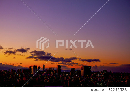 街の夕暮れ時 82252528