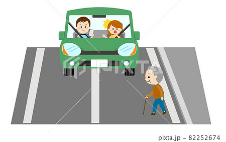 スマホを見ていて道路を横断する歩行者に気がついていない運転手 スマホを見ていて道路を横断する歩行者に気がついていない運転手 82252674