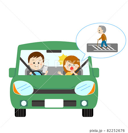 スマホを見ていて横断中の歩行者に気がついていない運転手 スマホを見ていて横断中の歩行者に気がついていない運転手 82252676