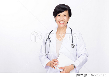 ベテラン女性医師　白バック 82252872