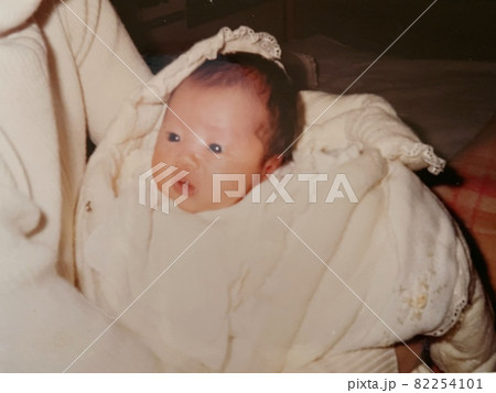 昭和50年代 抱っこされる生後10日の赤ちゃん 昭和50年代 抱っこされる生後10日の赤ちゃん 82254101