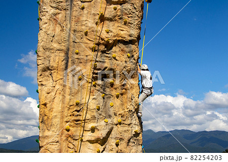 直立した岩山でクライミング挑戦 直立した岩山でクライミング挑戦 82254203
