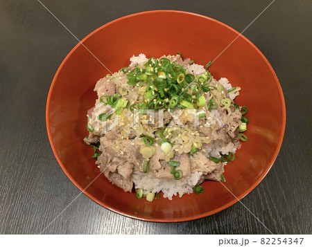 ネギ塩牛カルビ丼 ネギ塩牛カルビ丼 82254347