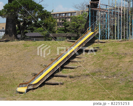 黄色の滑り台 82255253