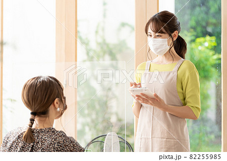 カフェで注文をする女性 カフェで注文をする女性 82255985