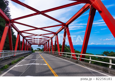 浦浜大橋　日本海の絶景が続く越後七浦シーサイドラインこと国道402号線（新潟県新潟市） 82256181