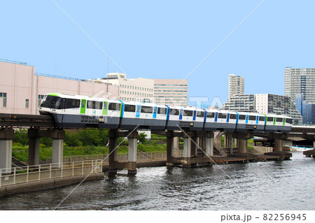 東京モノレール1000形｜運河に沿ってビルを背景に 82256945