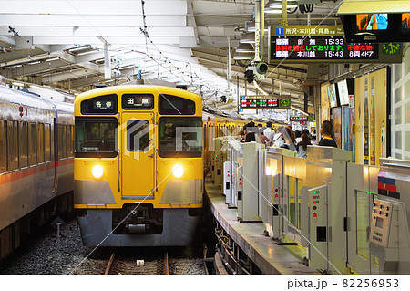 駅のホームと通勤電車|西武新宿線西武新宿駅 駅のホームと通勤電車|西武新宿線西武新宿駅 82256953
