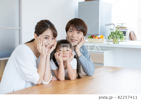 ダイニングの小学生の女の子とパパとママのポートレート ダイニングの小学生の女の子とパパとママのポートレート 82257411
