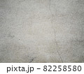 ヒビの入った白いコンクリートのテクスチャー素材 82258580