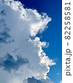 下から見上げる鮮やかな青い空と白い雲 82258581