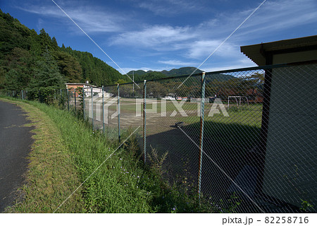 【廃校】旧真庭市立美甘中学校の運動場と校舎と中国山地の山並み　岡山県真庭市 82258716