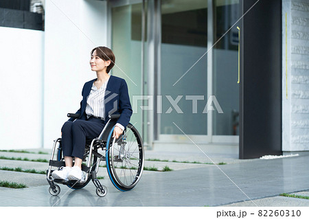 車椅子　ビジネスウーマン　ミドル 82260310