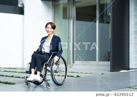 車椅子 ビジネスウーマン ミドル 車椅子 ビジネスウーマン ミドル 82260312