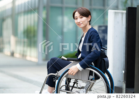 車椅子 ビジネスウーマン ミドル 車椅子 ビジネスウーマン ミドル 82260324