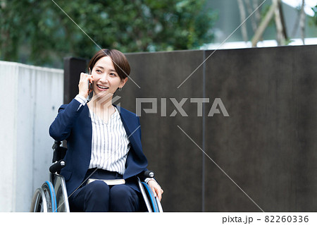 車椅子 ビジネスウーマン ミドル 車椅子 ビジネスウーマン ミドル 82260336