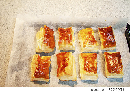 焼き上がりの冷凍パイシート(膨らみすぎ) 焼き上がりの冷凍パイシート(膨らみすぎ) 82260514