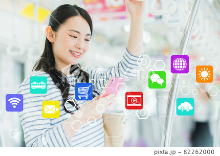 電車でスマホを見る若い女性　撮影協力「京王電鉄株式会社」 82262000