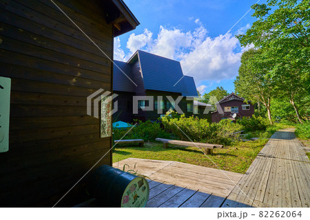尾瀬(福島県南会津郡檜枝岐村)の見晴地区にある山小屋(燧小屋) 82262064