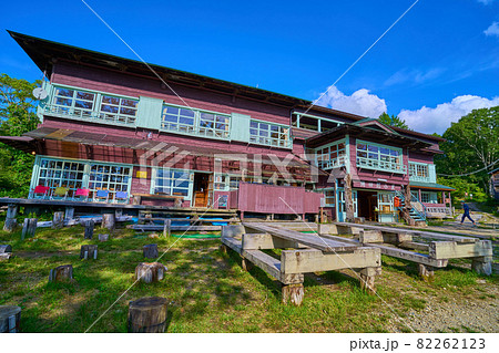 尾瀬(福島県南会津郡檜枝岐村)の見晴地区にある山小屋(弥四郎小屋) 82262123