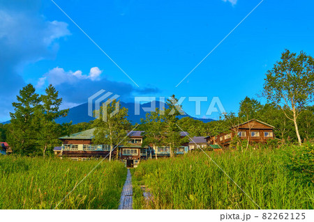 尾瀬(福島県南会津郡檜枝岐村)の見晴地区にある山小屋(弥四郎小屋)の夕景 82262125