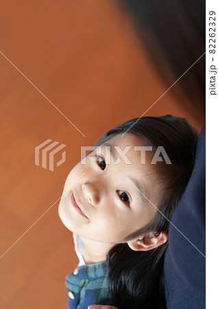 母親を見上げる女の子 母親を見上げる女の子 82262329