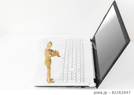 デッサン人形がノートパソコンを操作するイメージ。ロボティック・プロセス・オートメーション(RPA)イ デッサン人形がノートパソコンを操作するイメージ。ロボティック・プロセス・オートメーション(RPA)イ 82262647